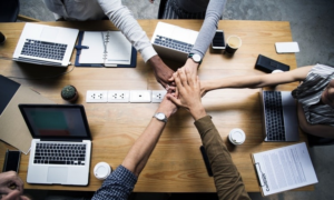 How Strong Leadership Improves Team Performance in High-Pressure Workplaces